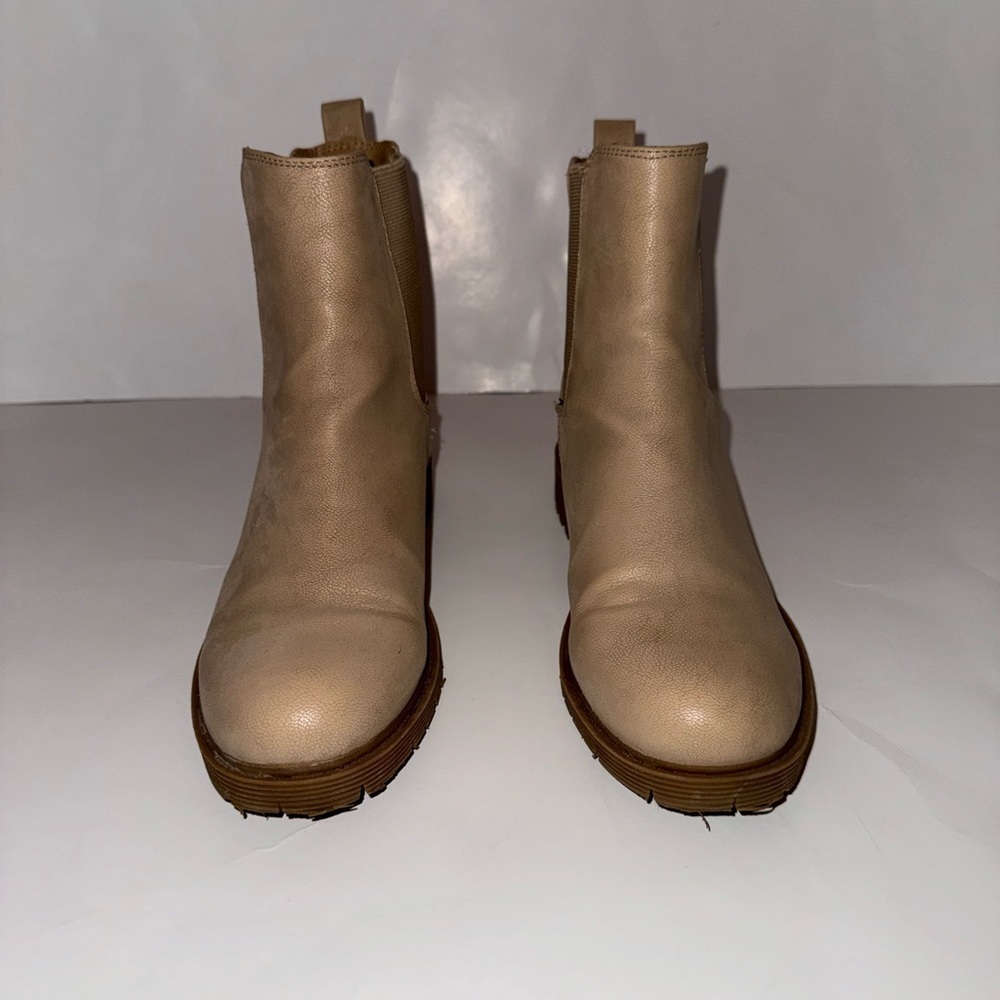 Loft size 6 tan Chelsea boots in excellent condition perfect for fall & winter - Picture 2 of 8